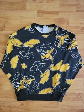 Looney Tunes Daffy Duck AOP Graphic Retro Faded Black Crewneck Sweatshirt, S/Med